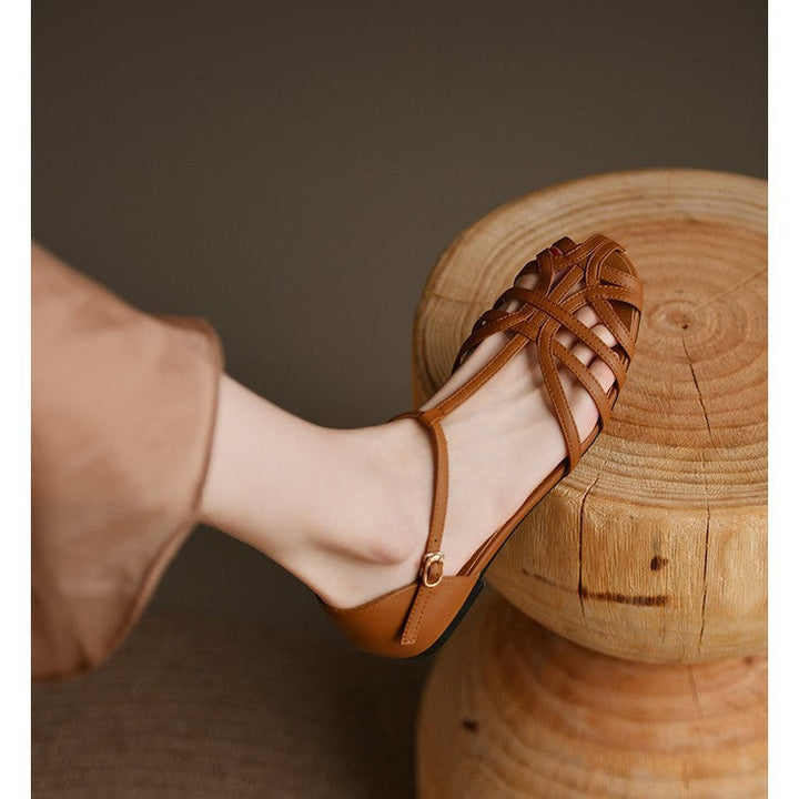 Ladies elegant flat sandals with adjustable strap and fashionable cut Mune Fashion