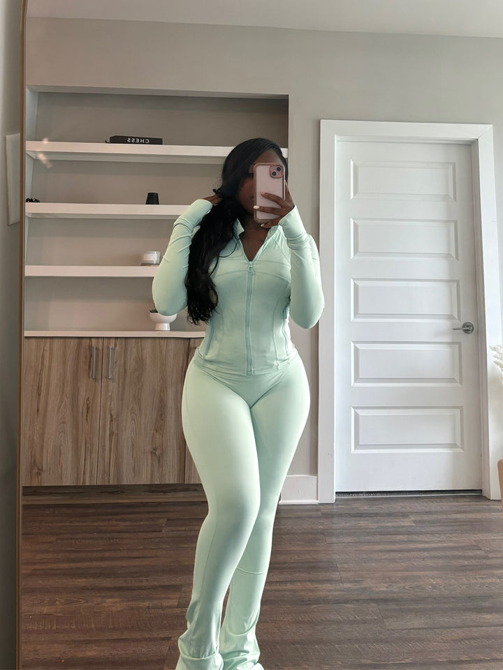 Women's figure-hugging tracksuit with zipper, high waist and flared leg Mune Fashion