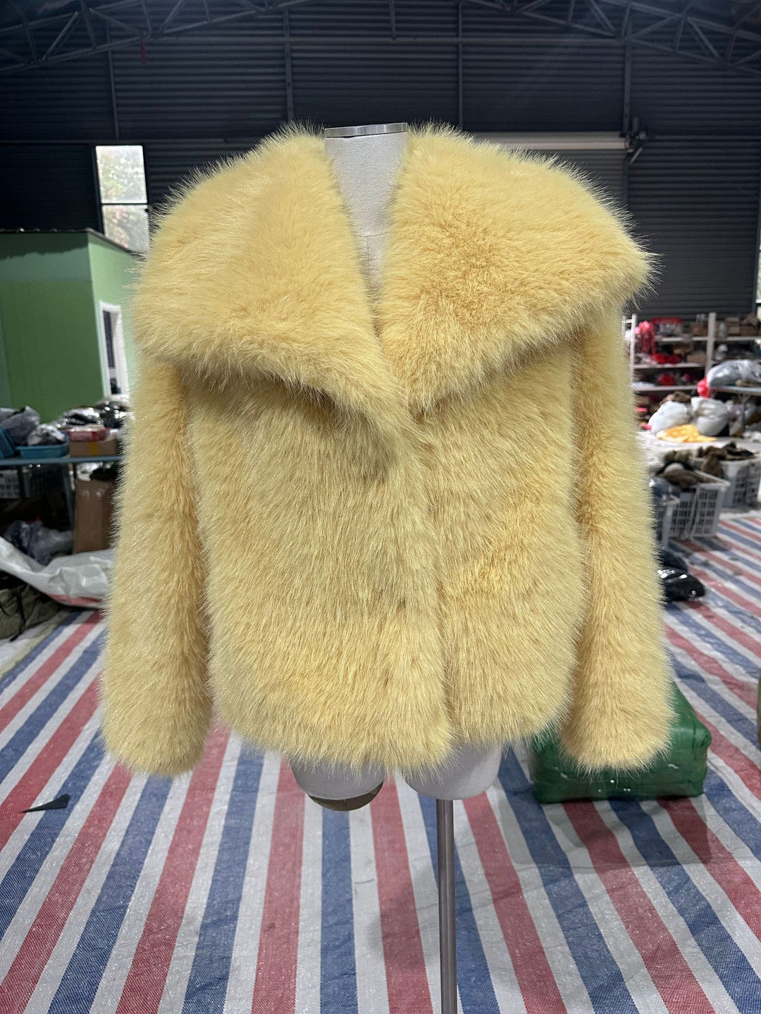 Women's short bolero in boxy cut made of vegan shaggy faux fur with XXL shawl collar Mune Fashion