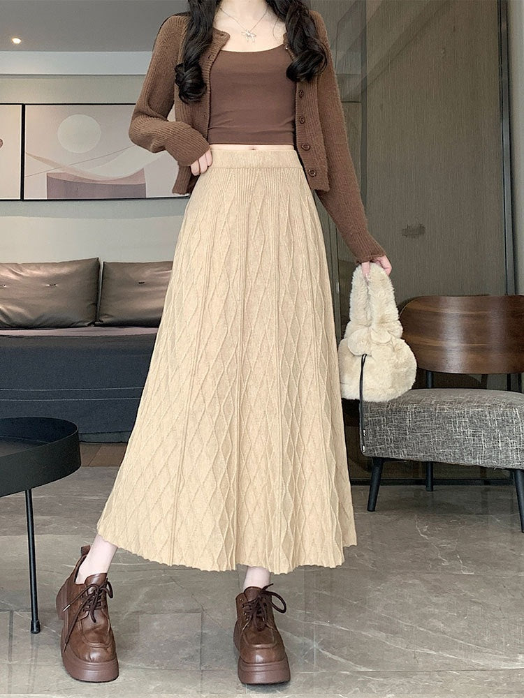Women's long, pleated skirt with diamond pattern Mune Fashion