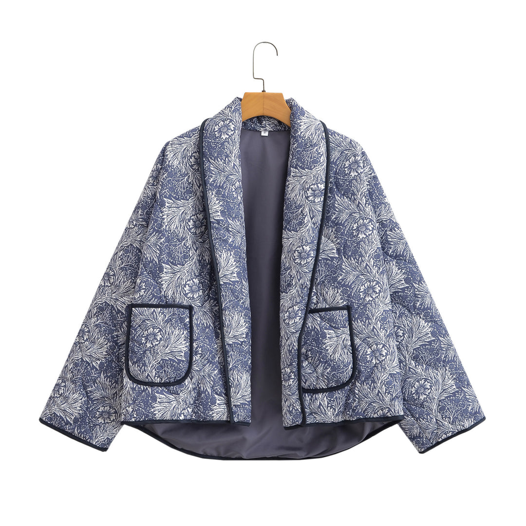 Ladies short-cut quilted jacket in vintage floral pattern with shawl collar and contrasting piping Mune Fashion