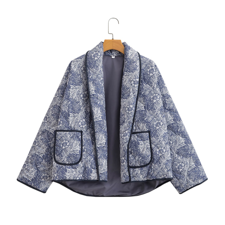 Ladies short-cut quilted jacket in vintage floral pattern with shawl collar and contrasting piping Mune Fashion