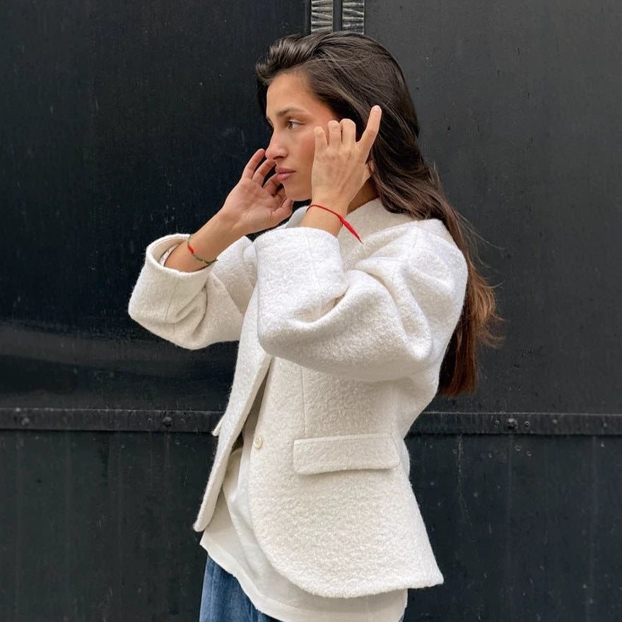 Ladies short jacket in boucle style with oversized sleeves and flap pockets Mune Fashion