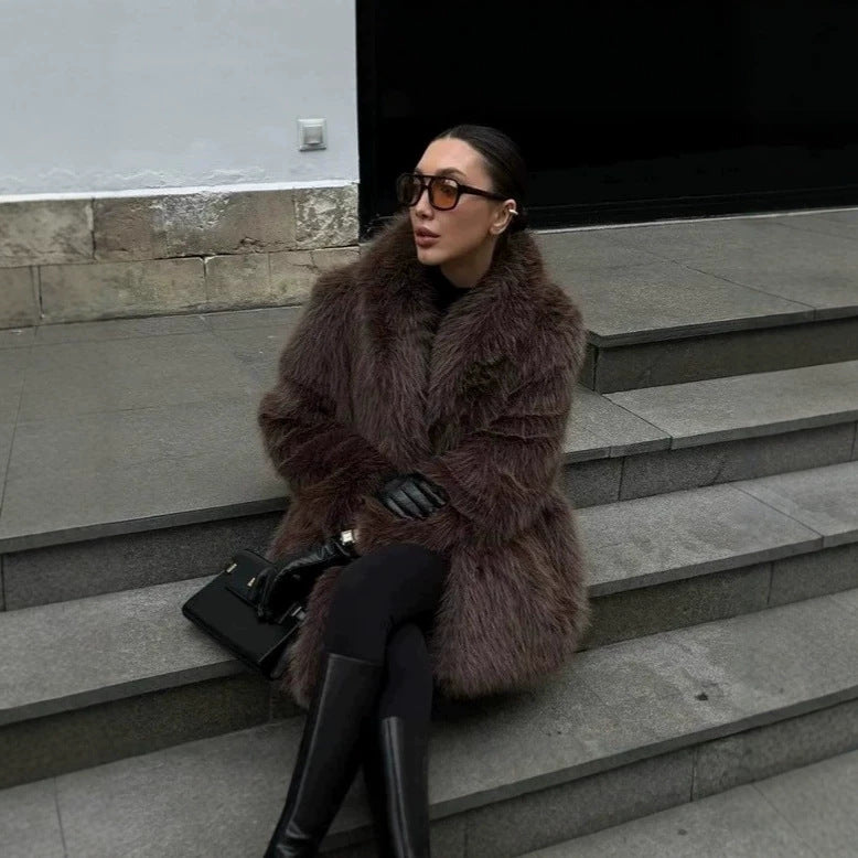 Women's short coat made of long-fiber shaggy faux fur with extra voluminous shawl collar Mune Fashion