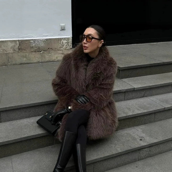 Women's short coat made of long-fiber shaggy faux fur with extra voluminous shawl collar Mune Fashion