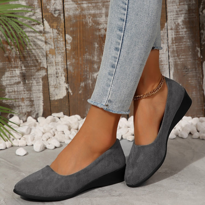 Ladies' comfort ballet flats with a lightweight wedge heel, material mix, and padded insole Mune Fashion