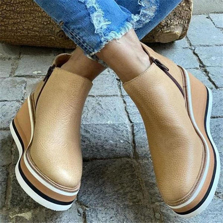 Damen Keilabsatz-Stiefeletten mit Plateau, Slip-On-Design und weichem Lederfinish Mune Fashion