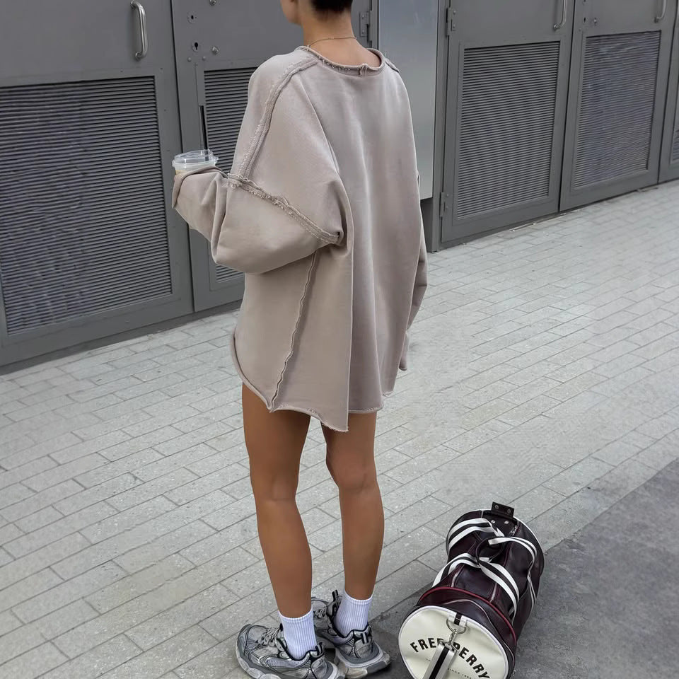 Ladies ultra-wide relax sweatshirt with frayed seams and asymmetric hem Mune Fashion
