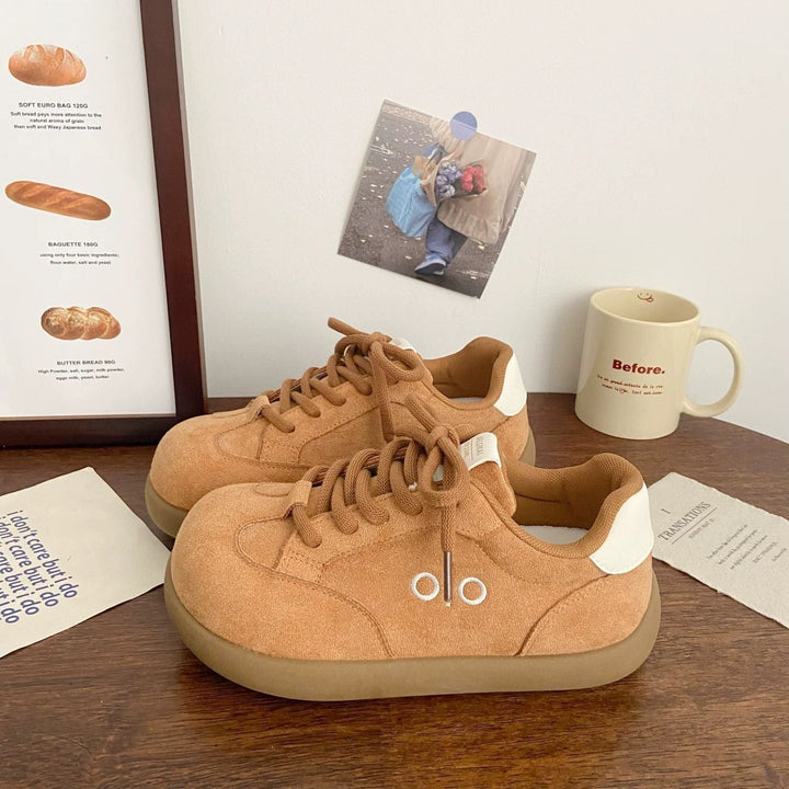 Women’s sneaker with thick, flexible sole and breathable upper material Mune Fashion