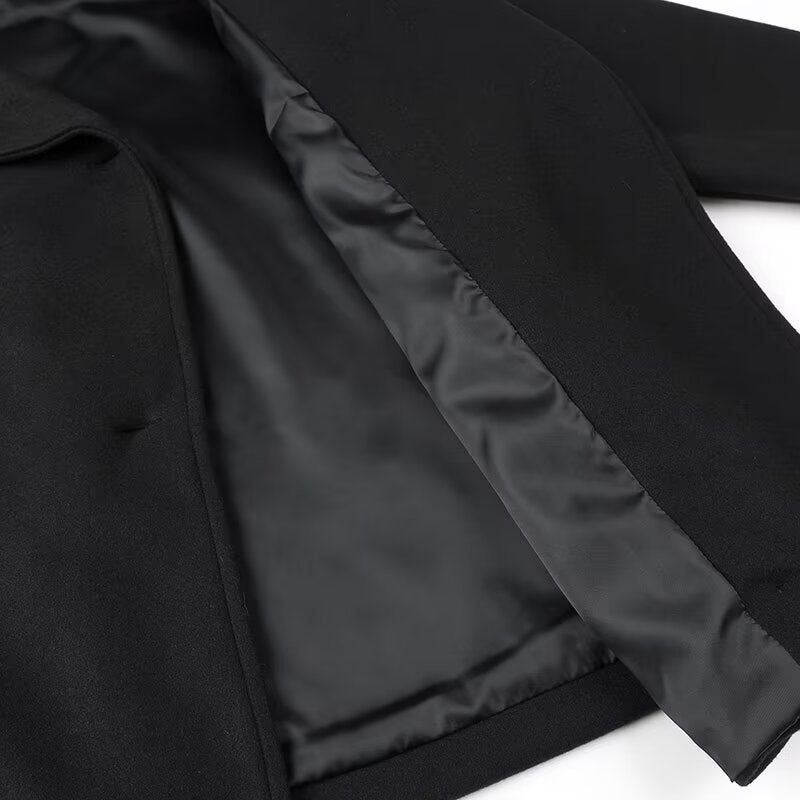Women’s short coat in oversized cut with double-breasted closure and wide lapel collar Mune Fashion