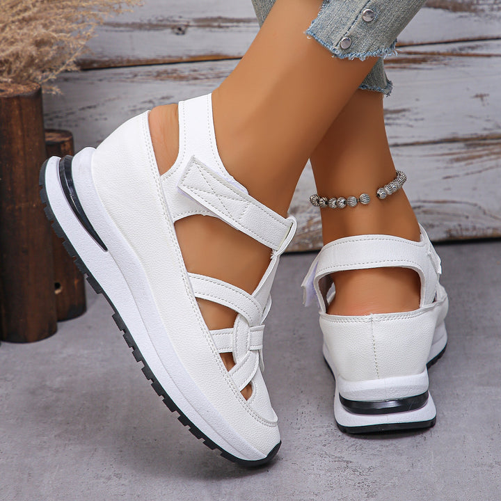 Ladies' sporty platform sandals with padded footbed and adjustable Velcro closure Mune Fashion