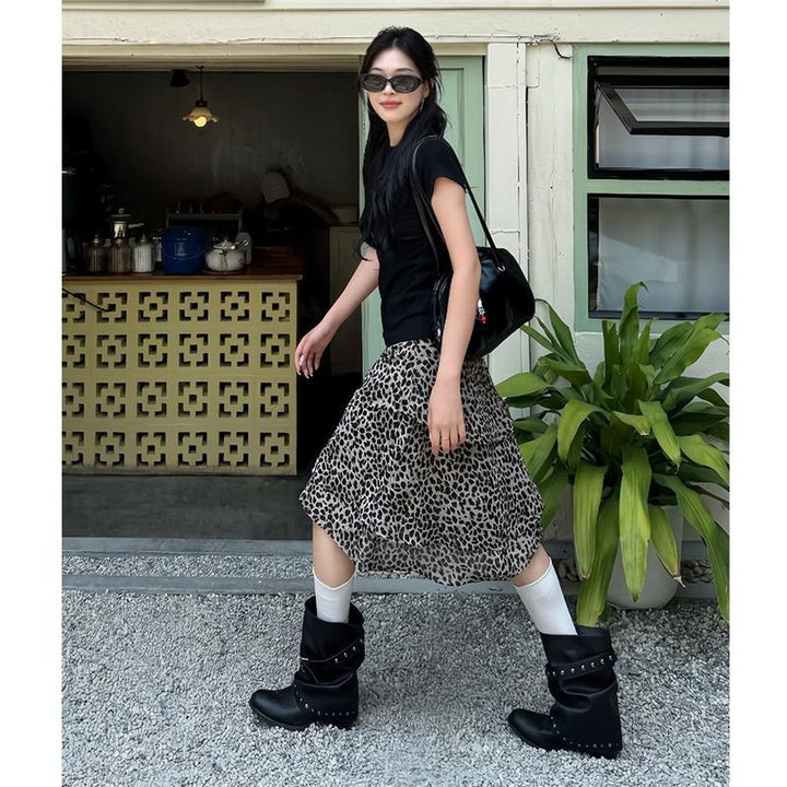Damen Biker-inspirierte Slouch-Stiefelette mit Nietenriemen und Dornschließen-Detail Mune Fashion