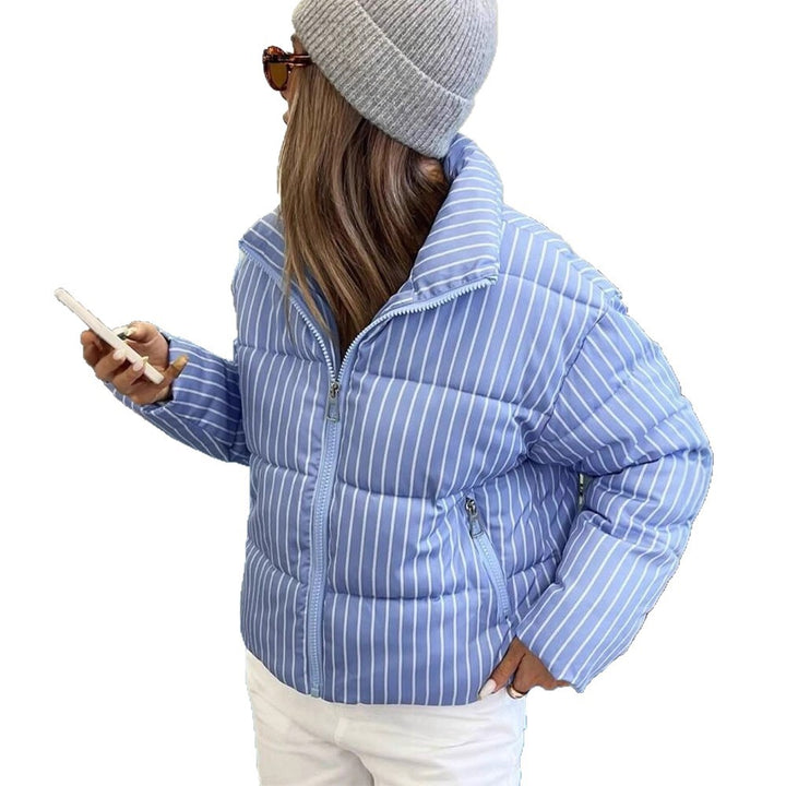 Women's short quilted jacket with high stand-up collar, vertical stripe pattern and zippered pockets Mune Fashion