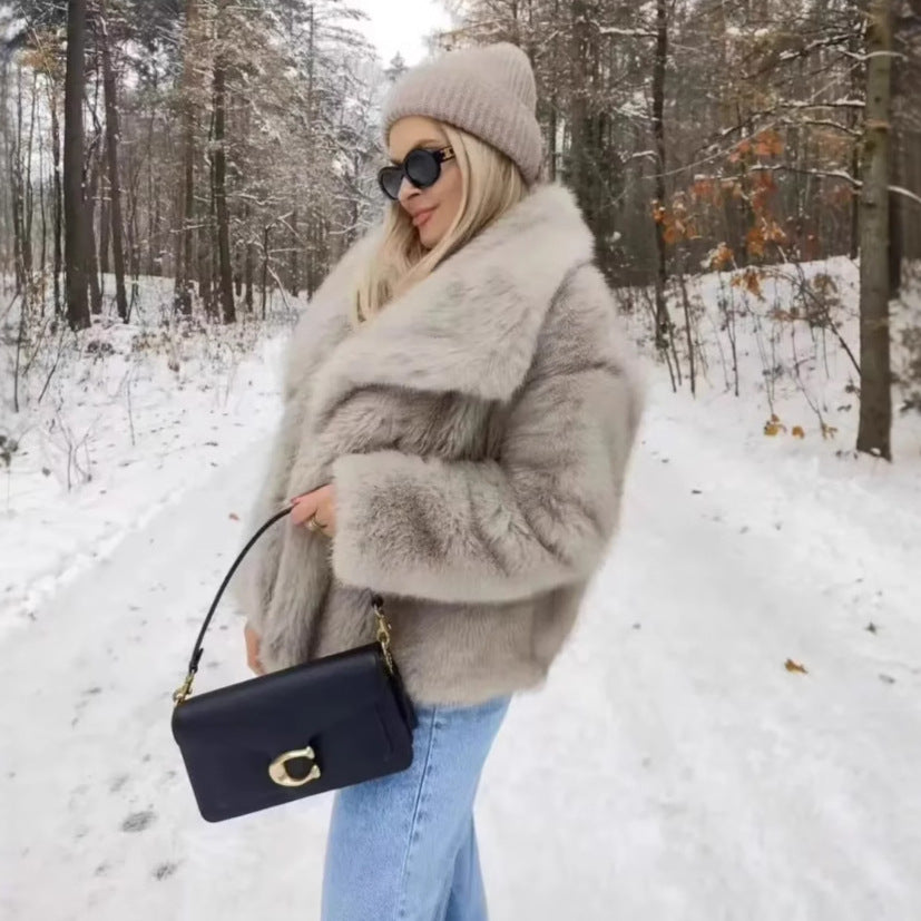 Women's cropped oversized faux fur jacket with voluminous shawl collar and inner thermal lining Mune Fashion