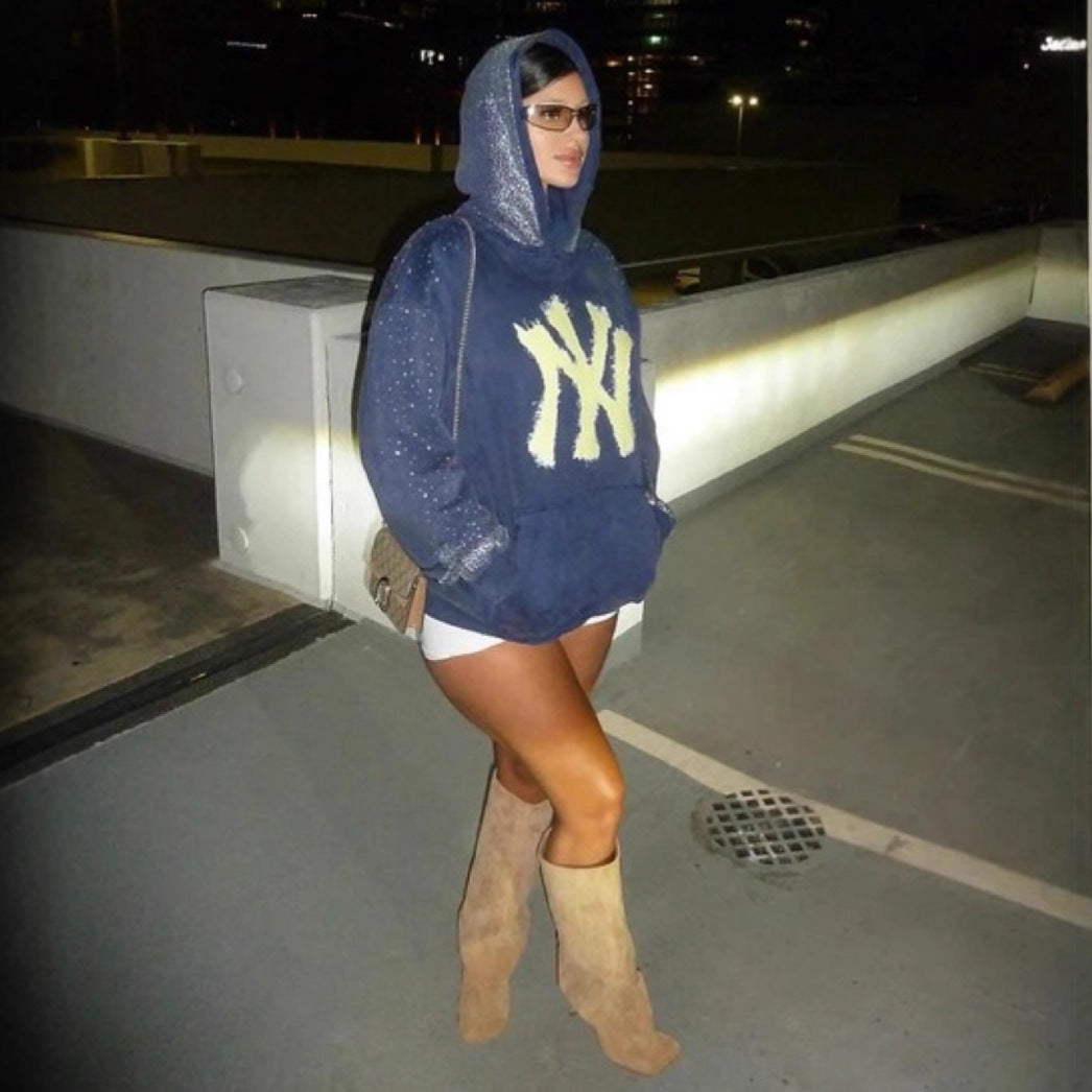 Women's oversized hoodie made of velvet fleece with distinctive logo print, glitter trim, and kangaroo pocket Mune Fashion