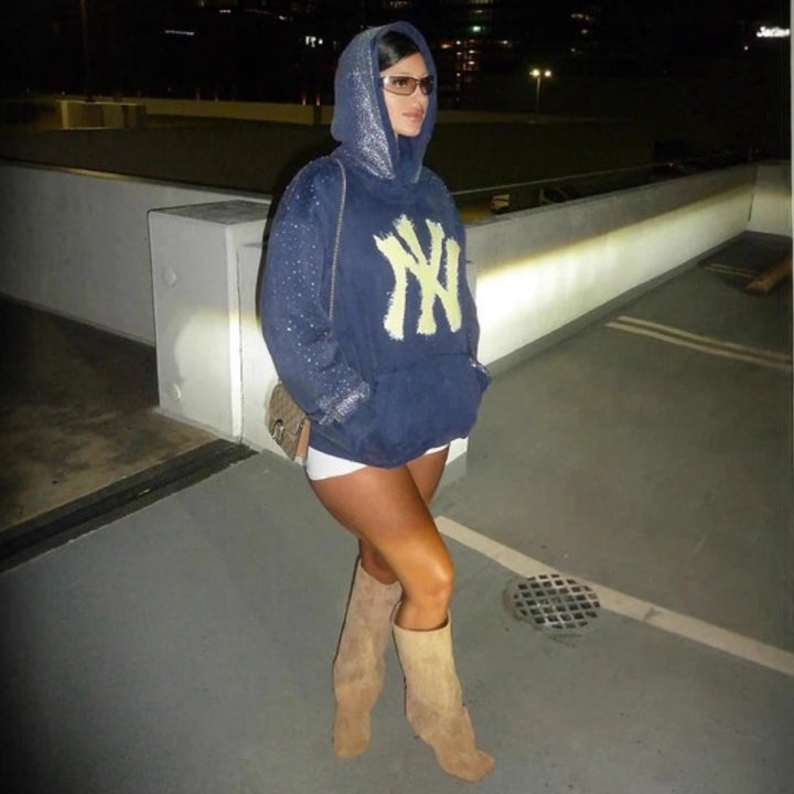 Women's oversized hoodie made of velvet fleece with distinctive logo print, glitter trim, and kangaroo pocket Mune Fashion