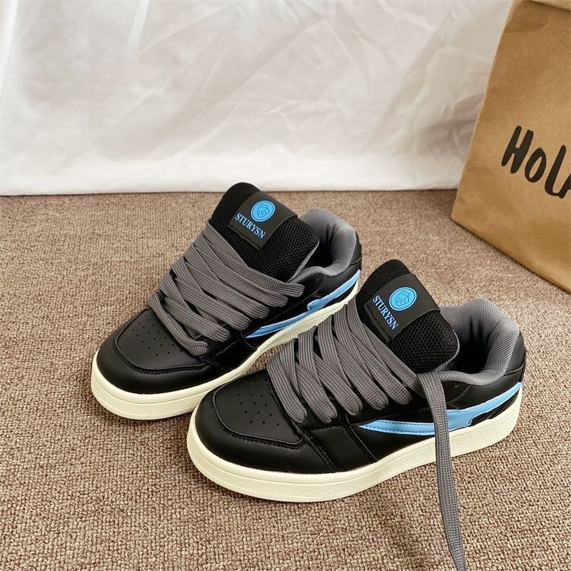 Women's sneakers in a sporty-elegant design with breathable upper material Mune Fashion