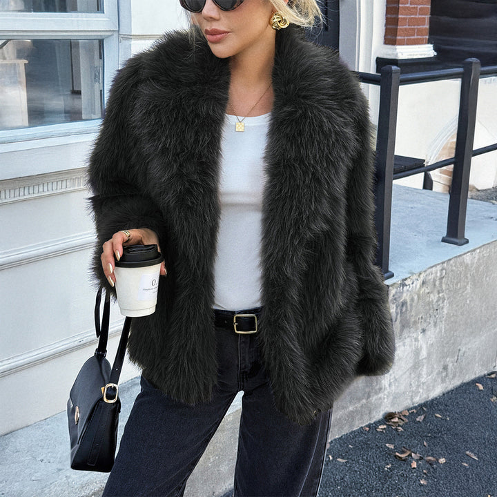 Women's short faux fur coat with voluminous shawl collar, oversized fit and soft texture Mune Fashion