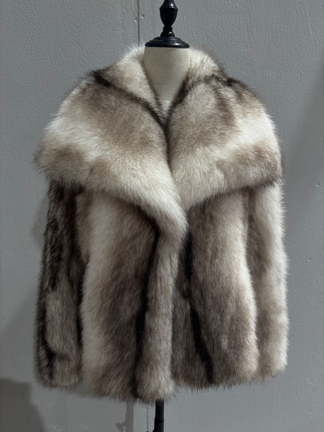 Women's short bolero in boxy cut made of vegan shaggy faux fur with XXL shawl collar Mune Fashion