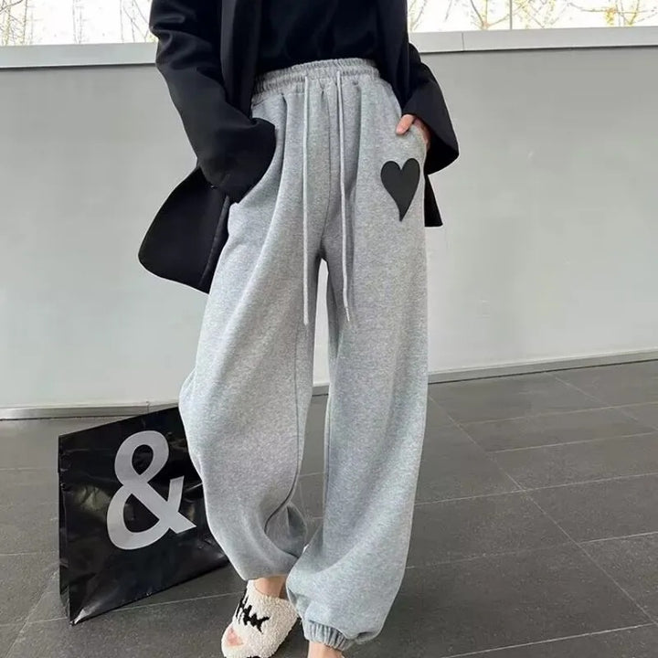 Women's soft jogging pants with heart appliqué, drawstring waistband and elastic ankle cuffs Mune Fashion