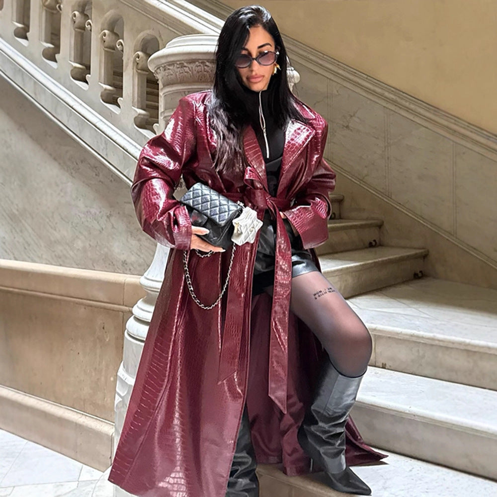 Women's long coat made of faux leather with crocodile embossing and waist belt Mune Fashion