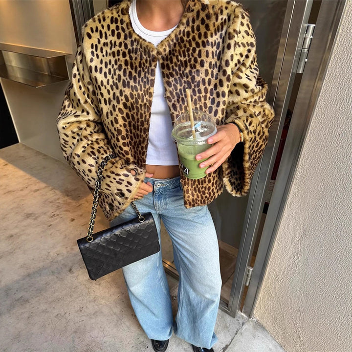Women short blazer made of faux fur with leopard pattern, boxy silhouette & wide sleeves Mune Fashion