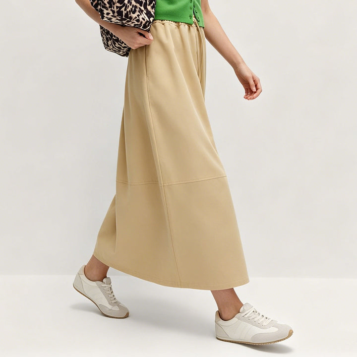 Women's midi skirt with elastic drawstring waist, side pockets and sporty A-line cut.