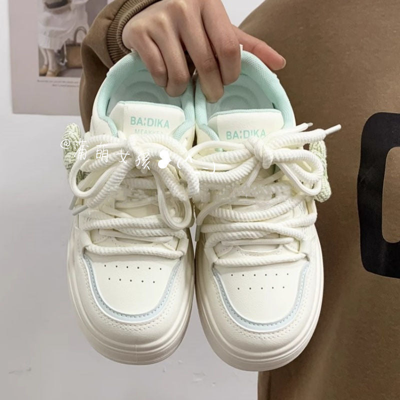 Women's sneakers with floral pendant and comfortable sole Mune Fashion