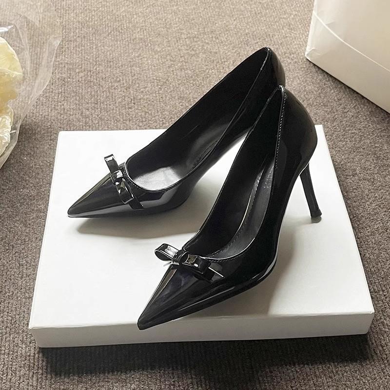 Women’s pointed toe patent pumps with decorative bow and slim stiletto heel Mune Fashion