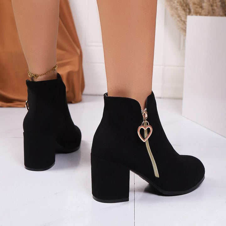 Damen Stiefeletten mit breitem Blockabsatz, Herz-Reißverschluss und Samtvelours-Optik Mune Fashion