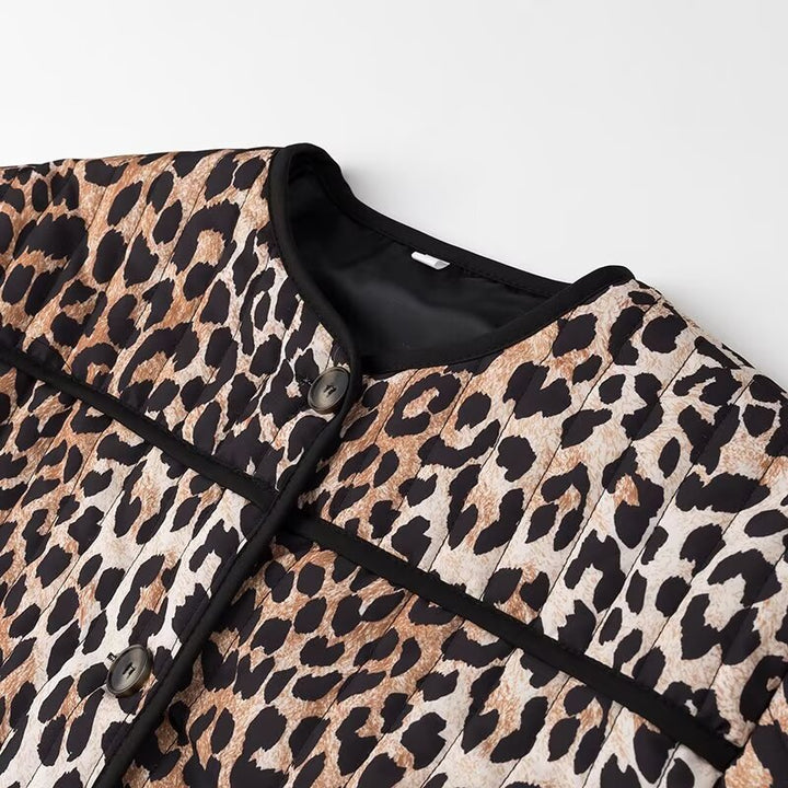 Women's short jacket in oversized cut with leopard jacquard, contrasting piping and flap pockets Mune Fashion