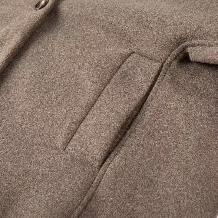 Women's short jacket in boxy cut with V-neck and two-button closure Mune Fashion