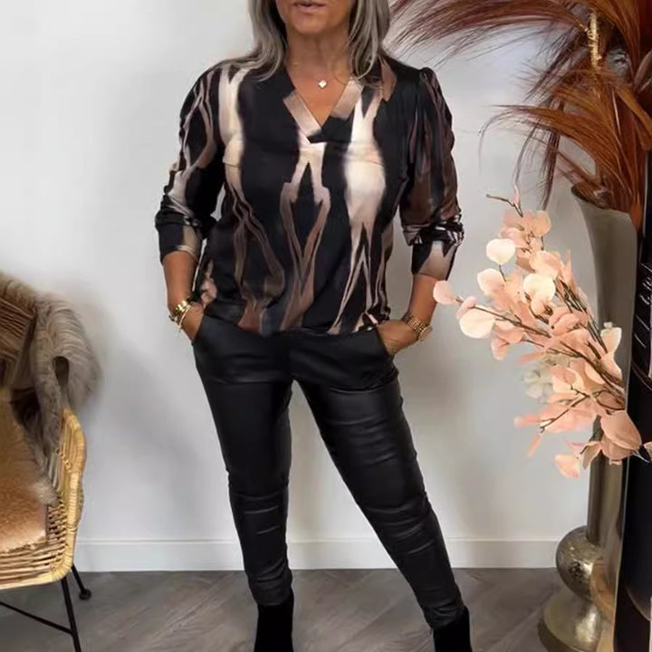Women stylish casual set made of V-neck print shirt and leather look leggings Mune Fashion