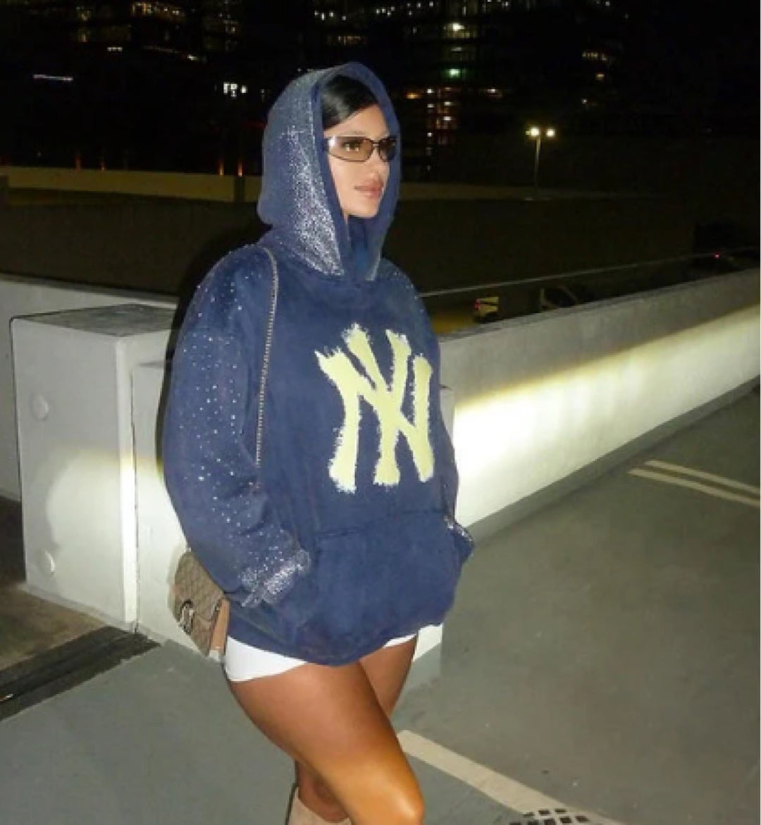 Women's oversized hoodie made of velvet fleece with distinctive logo print, glitter trim, and kangaroo pocket Mune Fashion