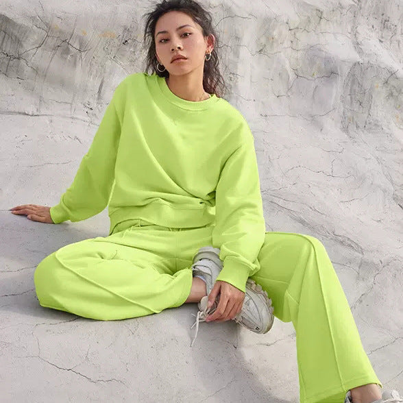 Ladies' oversized sweatshirt and wide lounge pants set with drawstring, subtle seam details, and elastic cuffs Mune Fashion