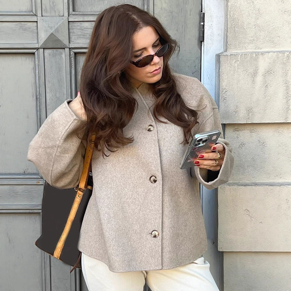 Women's short coat made of wool blend with boxy silhouette and distinctive button placket Mune Fashion