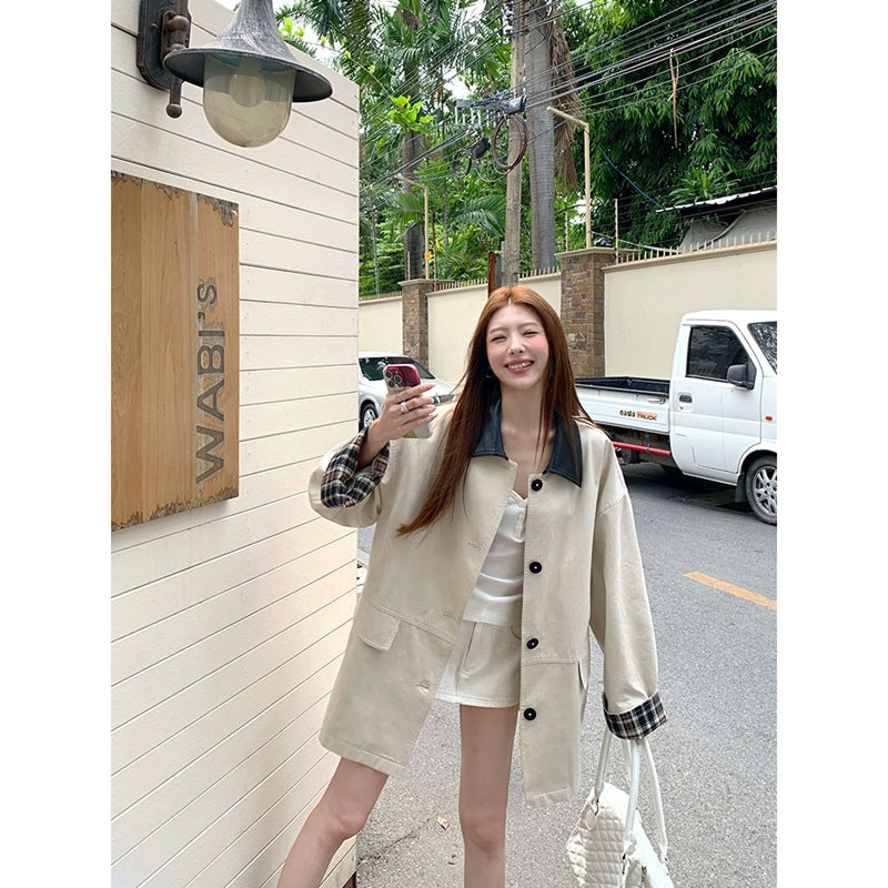 Women's short jacket in oversized trench style with contrast collar made of faux leather and checkered turn-up cuff Mune Fashion