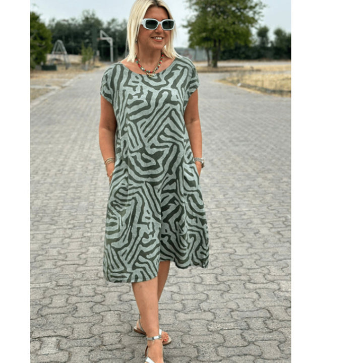 Women knee-length A-line midi dress with textured jacquard look and round neckline Mune Fashion