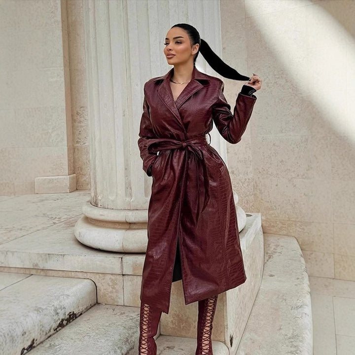 Women's long coat made of faux leather with crocodile embossing and waist belt Mune Fashion