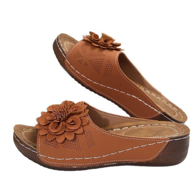 Damen Offene Zehen-Pantoletten mit Blumenapplikation, perforiertem Obermaterial und ergonomischer Keilsohle Mune Fashion