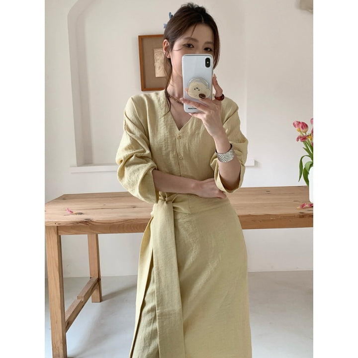 Women's midi dress in linen look with deep V-neck, fitted tie belt, and three-quarter sleeves Mune Fashion