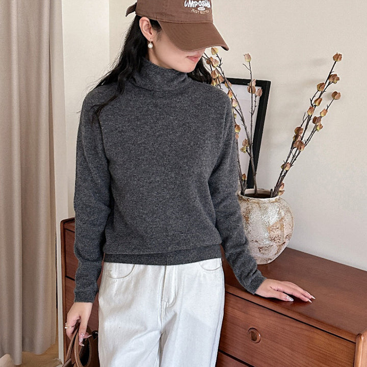 Women's fine turtleneck sweater made of cashmere blend with slim silhouette Mune Fashion
