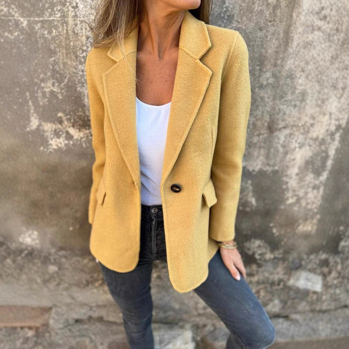 Ladies tailored short coat-blazer made of bouclé with lapel collar, patch pockets, and one-button closure Mune Fashion