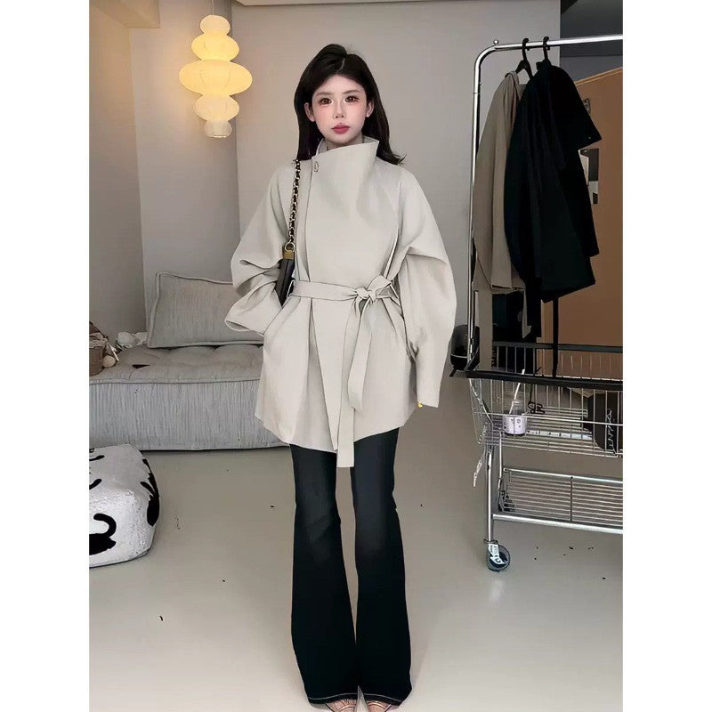 Women's short coat with wide cut stand-up collar and waist belt Mune Fashion