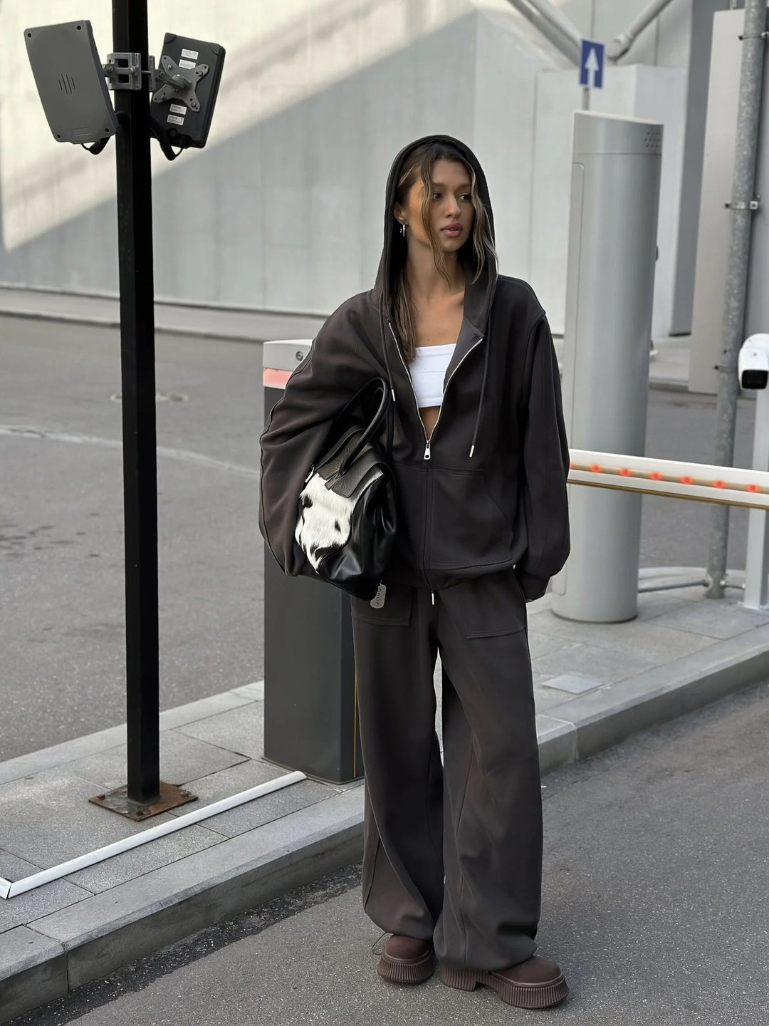 Women's oversized zip-up hoodie with kangaroo pocket Mune Fashion