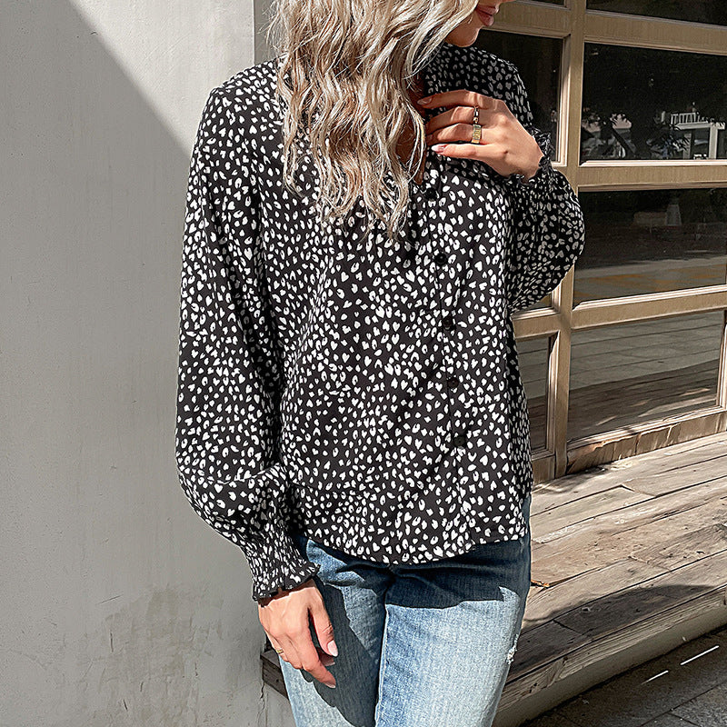 Women's lightweight blouse with V-neck, continuous button placket, and ruffled cuffs Mune Fashion