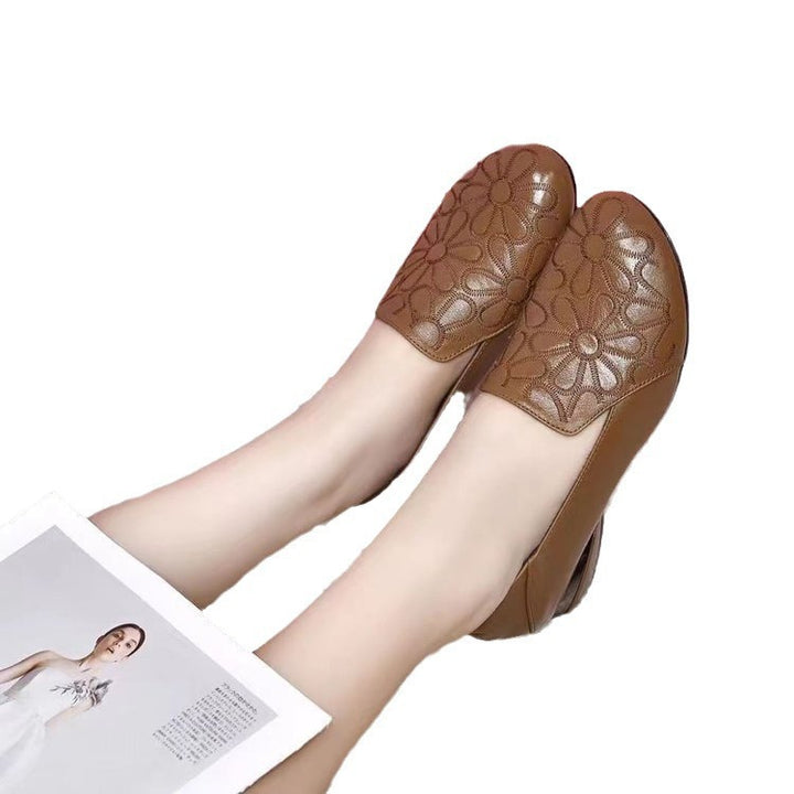 Women’s elegant padded leather loafers with floral embossed surface and medium-high block heel Mune Fashion