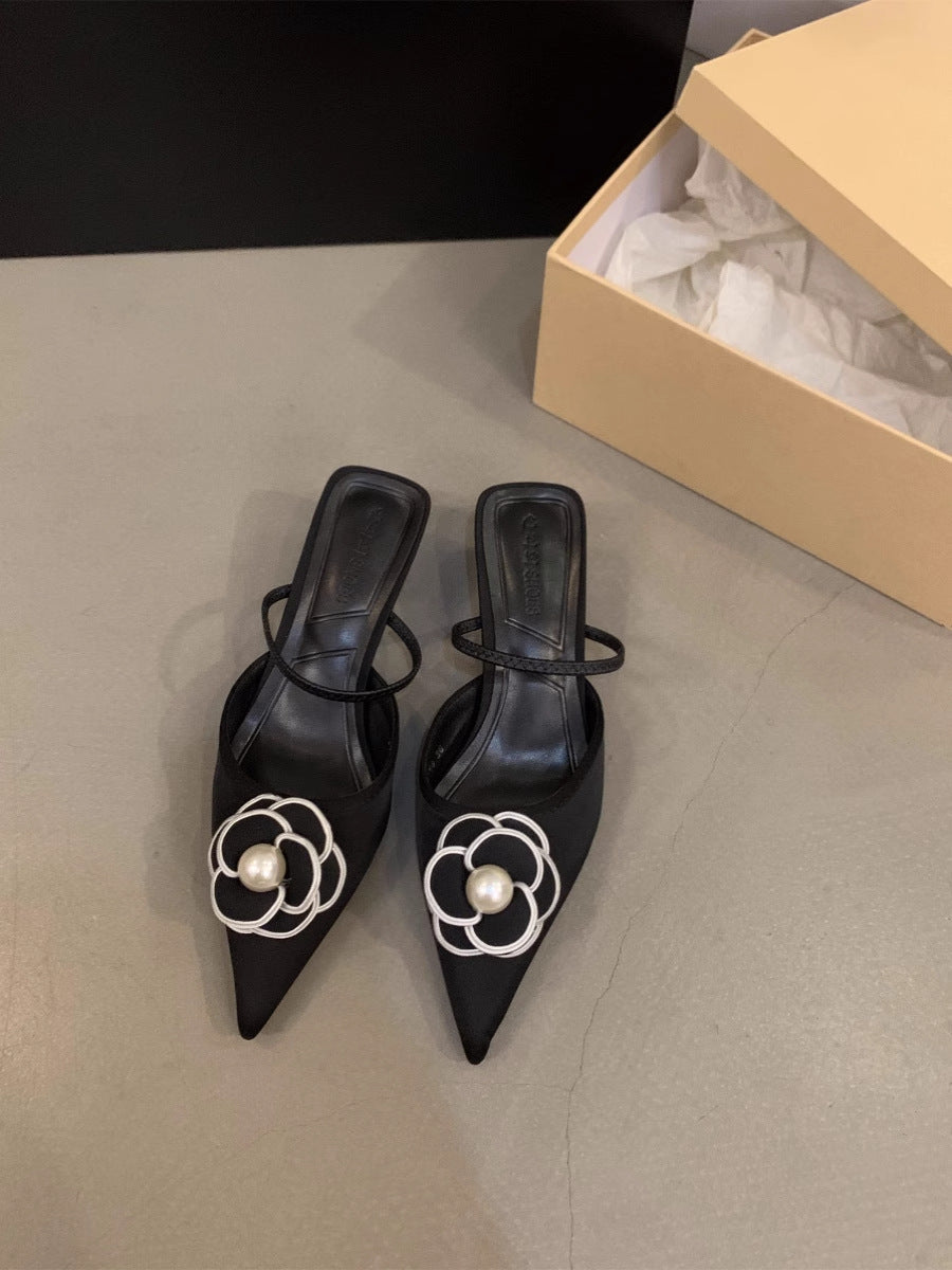 Women's pointed satin mules with delicate ankle strap and pearl flower appliqué Mune Fashion