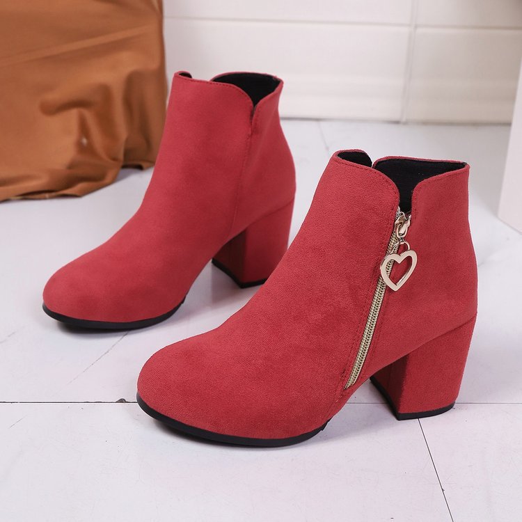 Damen Stiefeletten mit breitem Blockabsatz, Herz-Reißverschluss und Samtvelours-Optik Mune Fashion