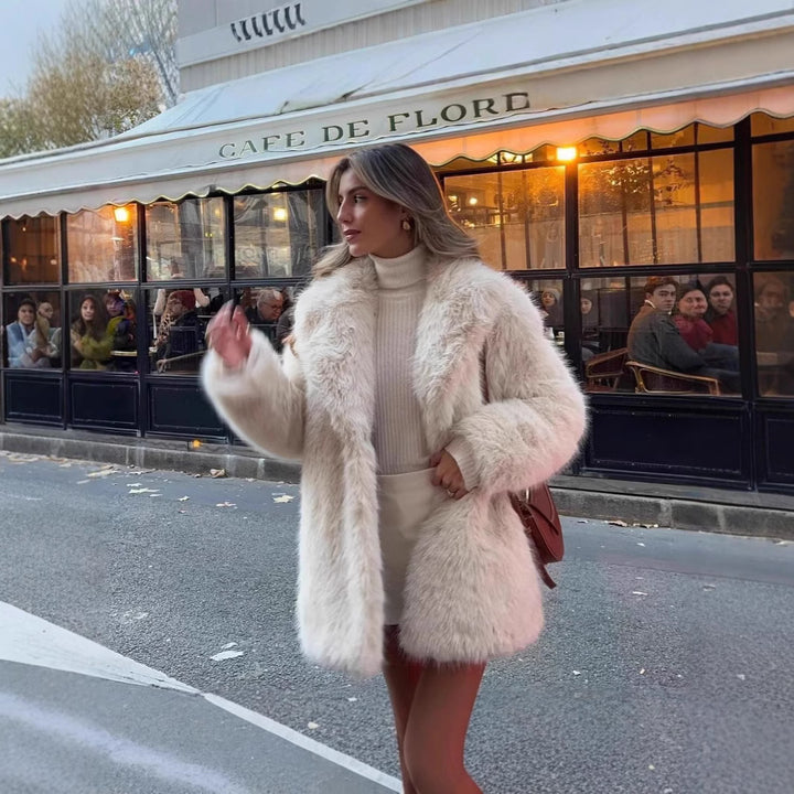Ladies short jacket made of voluminous high-pile faux fur with oversized silhouette Mune Fashion
